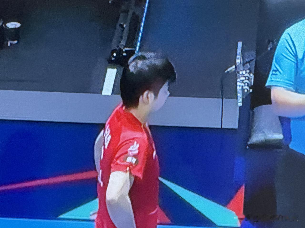 英国伦敦1/8决赛，女子团体赛激战正酣。
现在中国队对阵瑞典队。
孙颖莎带队。