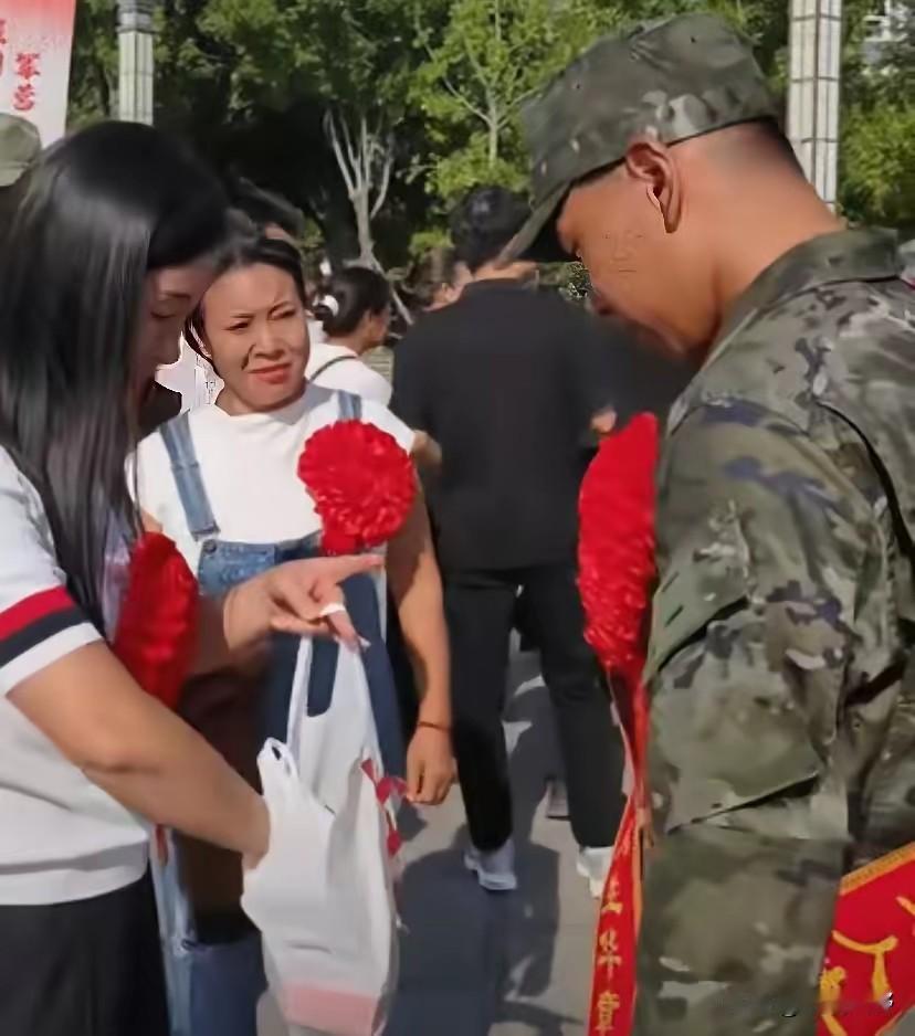 19岁新兵独自入伍，无人相送偷偷落泪，四位陌生阿姨：你守家国，我们疼你
 
新兵