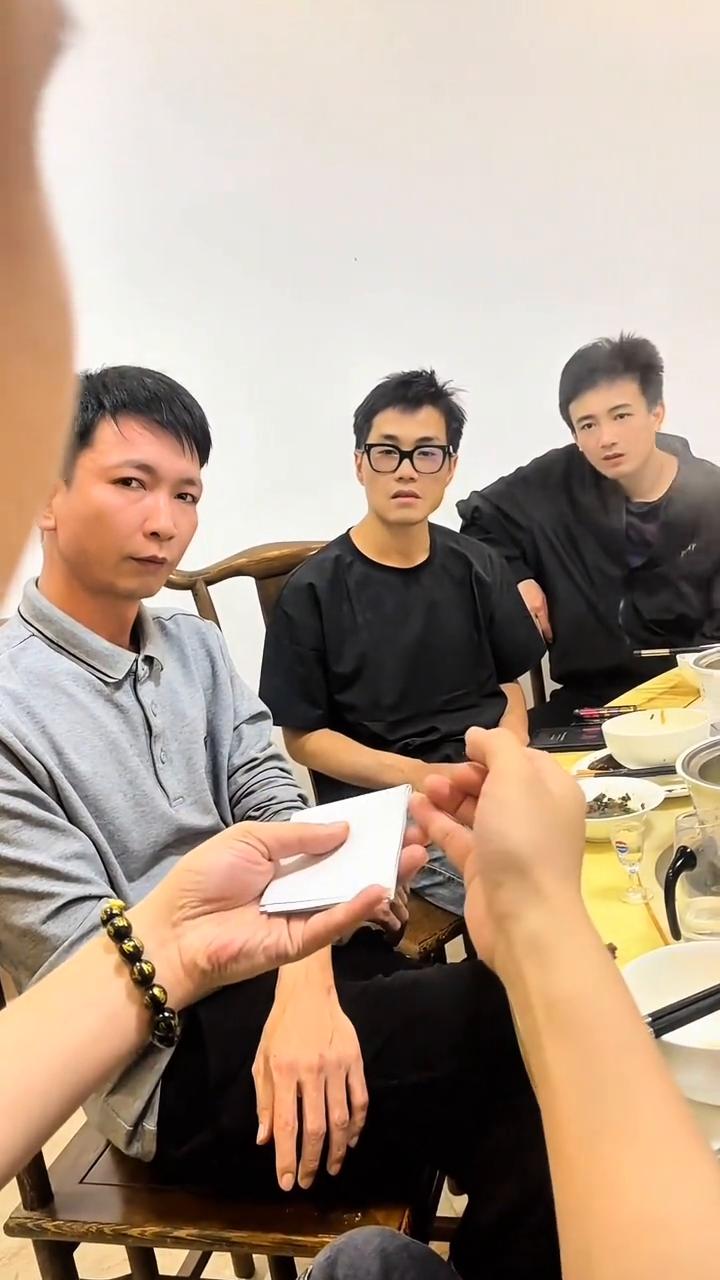 大家好，视频中的白纸变钞票是如何做到的？接下来就详细的教给大家。
·把几张白纸放