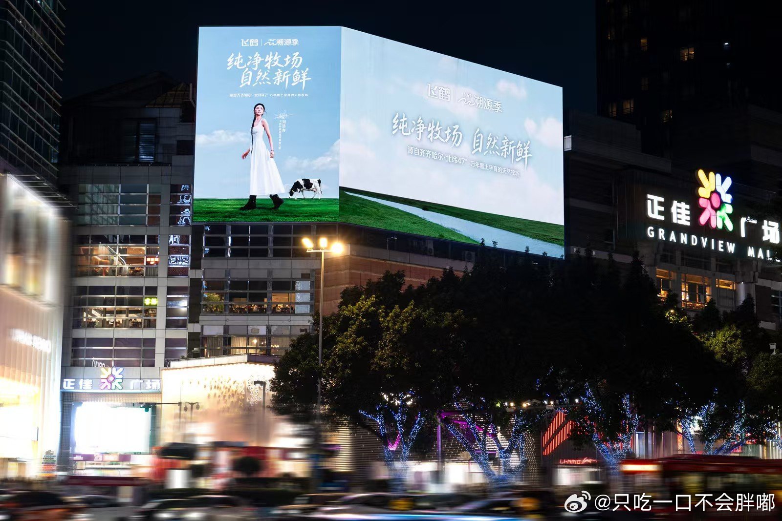 偶遇刘浩存到底什么感觉刷到不少路人偶遇的生图，真人自带清爽氛围感。就连街头飞鹤大