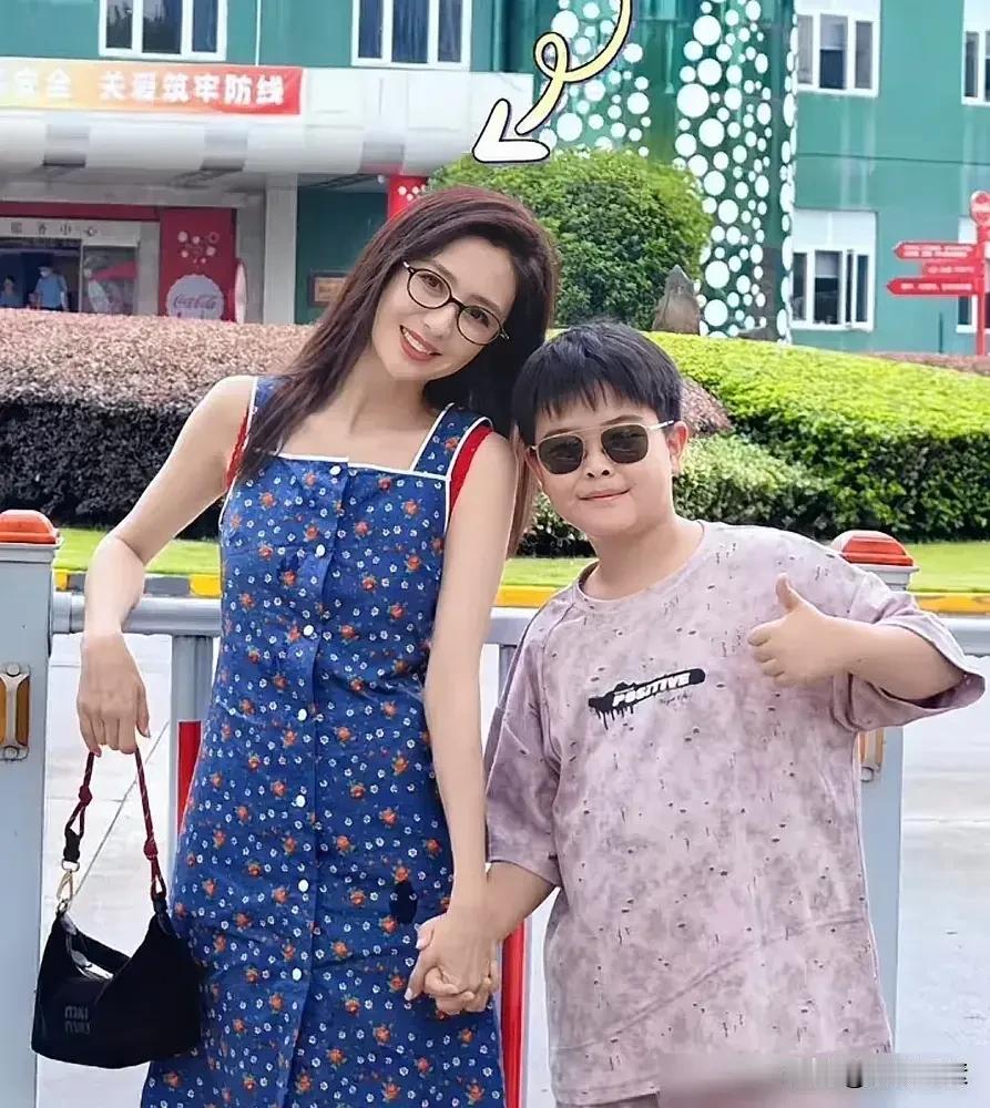 你觉得佟丽娅还可能再找吗？
大陈思诚是离开了，
但是小陈思诚天天形影不离的，
不