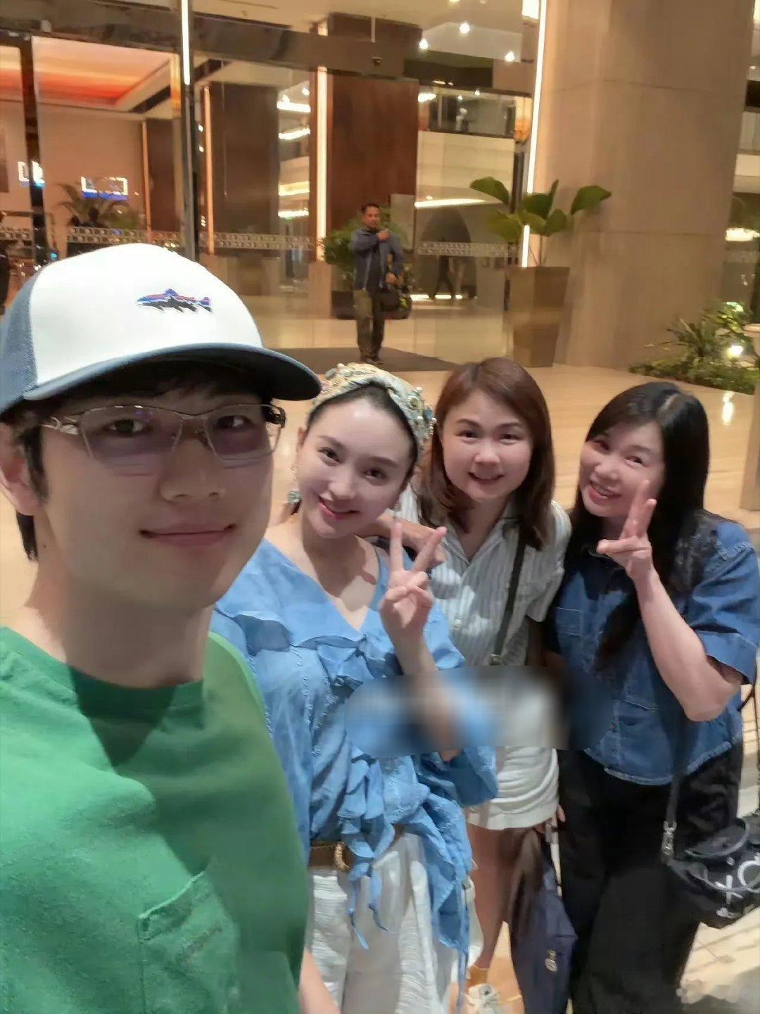 端午节金莎带小19岁老公在马来西亚与二十多年的闺蜜聚餐。她看起来要比闺蜜们显年轻