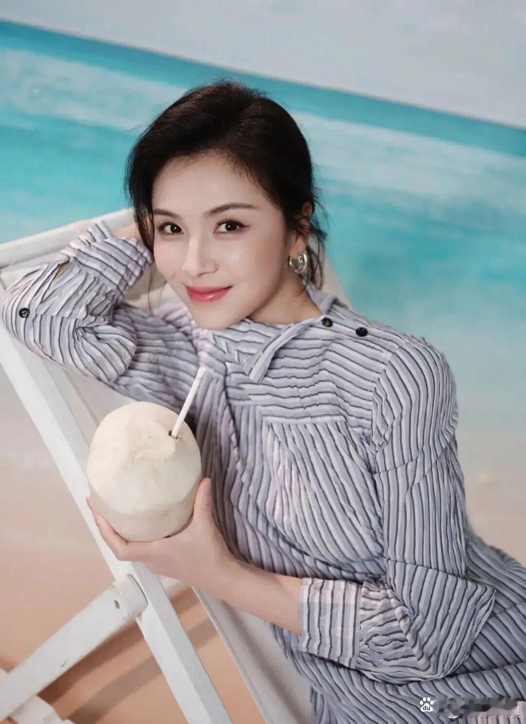 47岁刘涛最新写真释出，状态绝佳美得耀眼，岁月沉淀下更显风情～ 