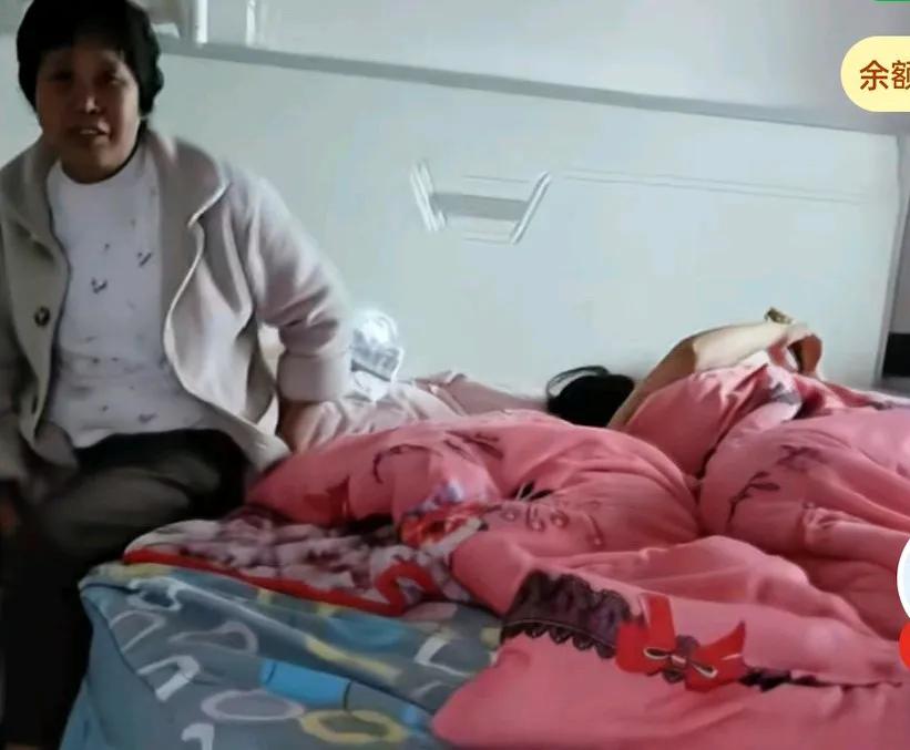 儿媳坐月子不吃不喝，每次问她都是不饿，
婆婆在旁边劝的嘴都干了，
还是不吃。
网