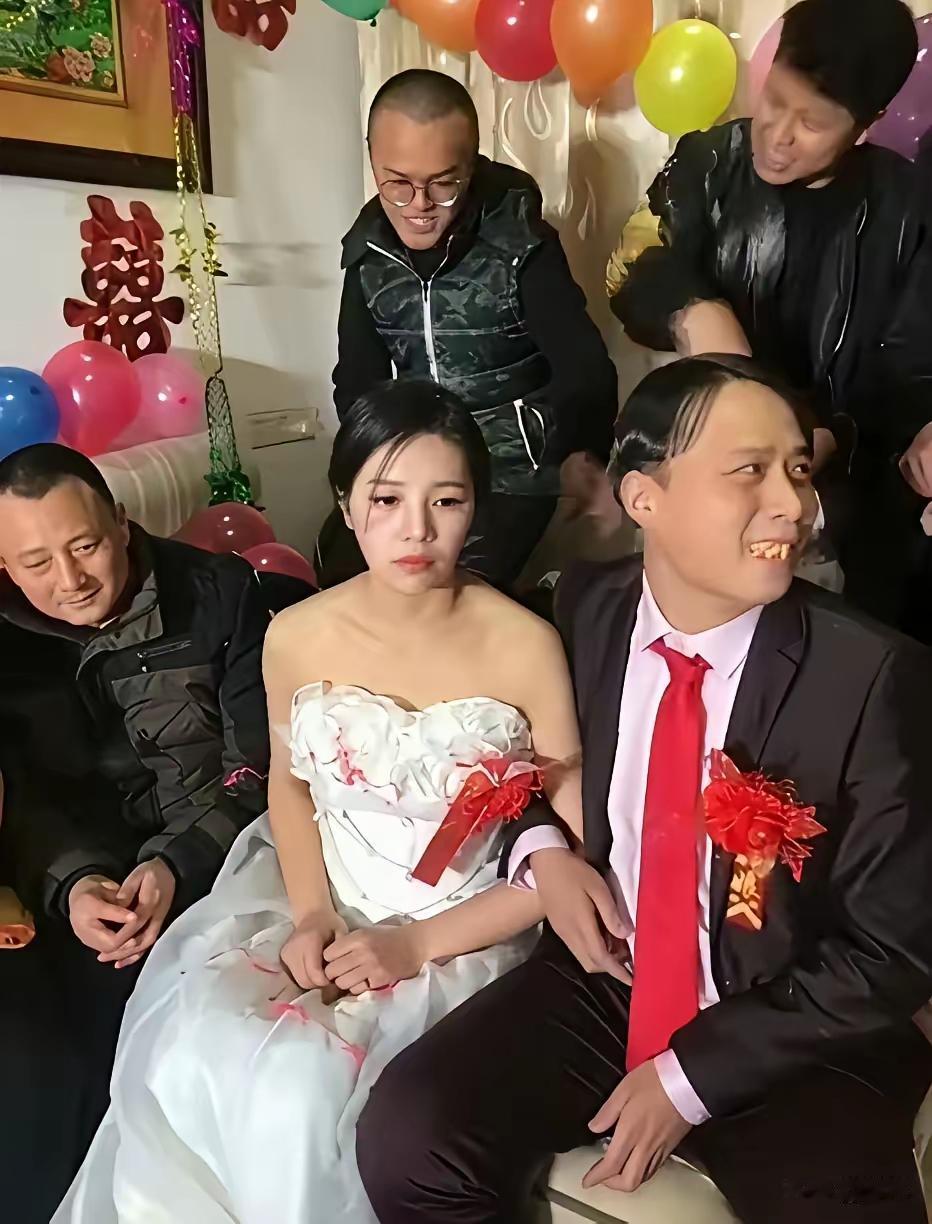 照片里的新郎官笑的阳光灿烂，可新娘子对眼前的这个新郎并不是很满意，表情可以看的出