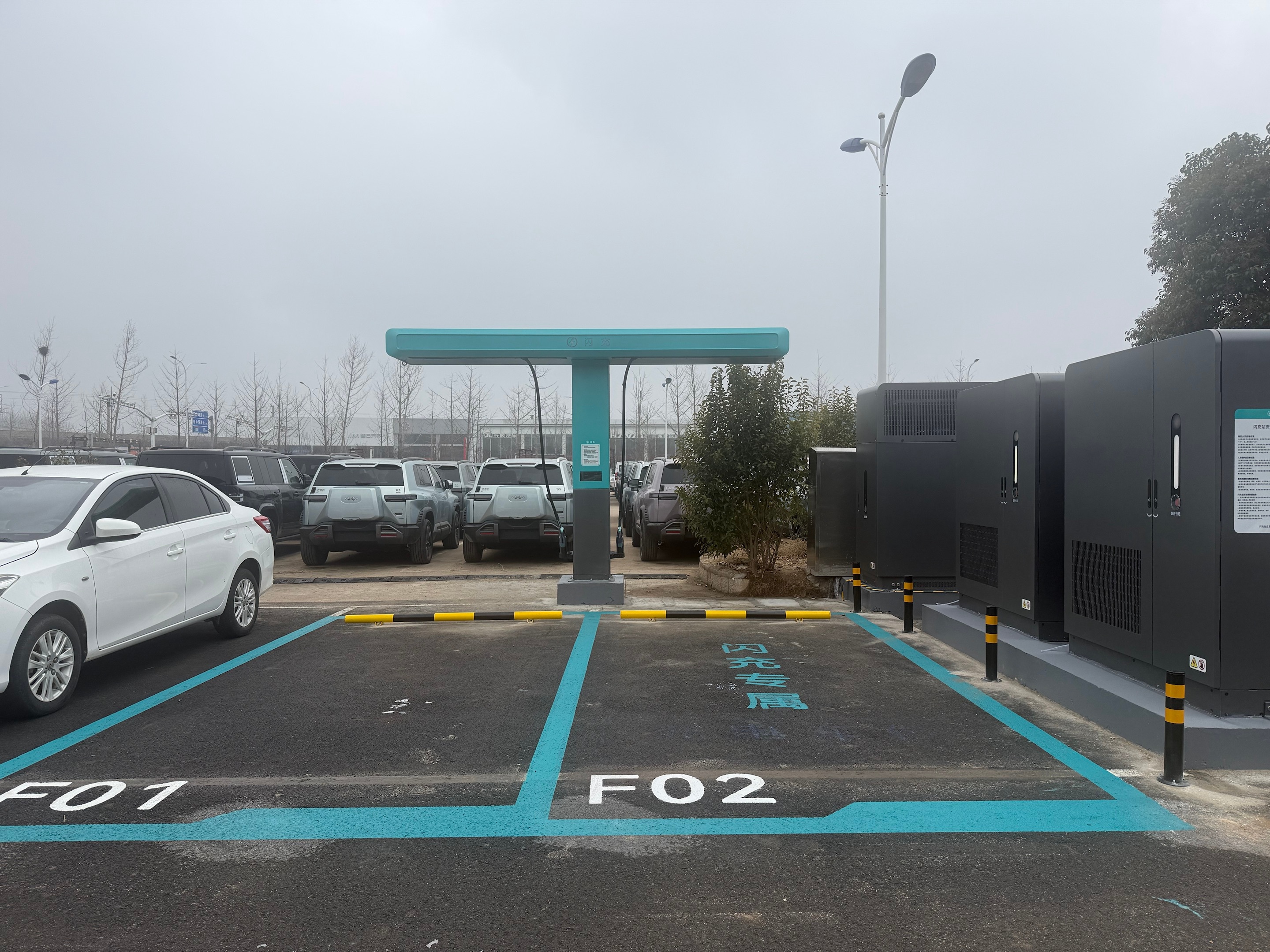 比亚迪闪充站建设真的猛昨天的发布会，比亚迪正式推出全球首创滑轨悬吊式T型闪充桩，