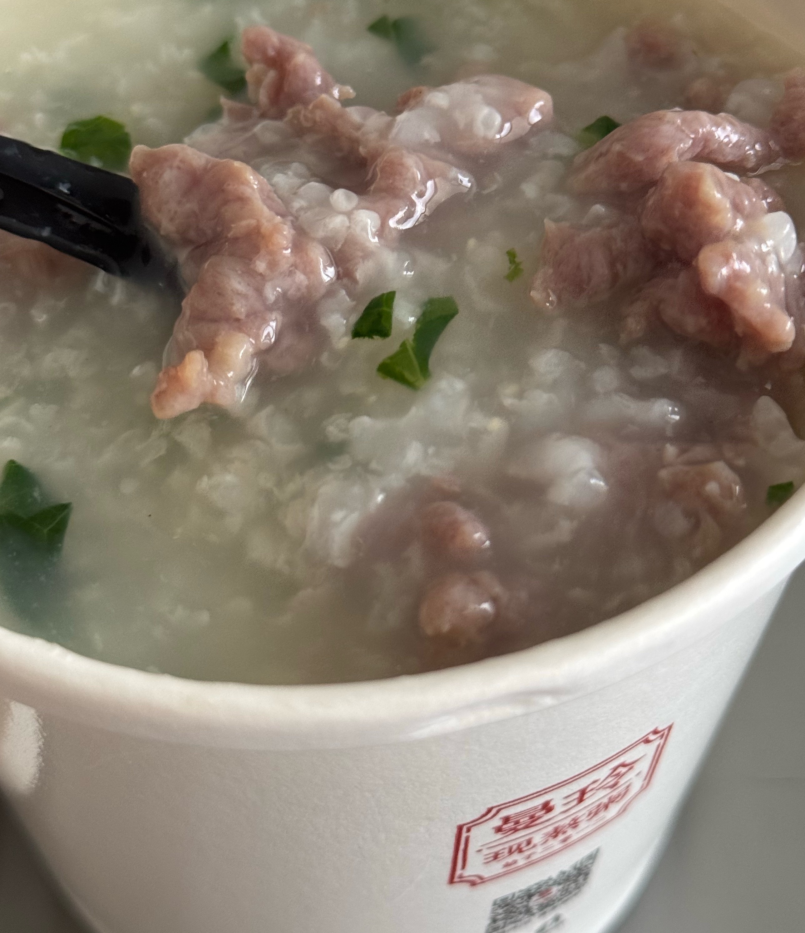 家附近开了曼玲粥店 有生滚牛肉粥 每次我都多加三份牛肉 加上卷也就15块  河北