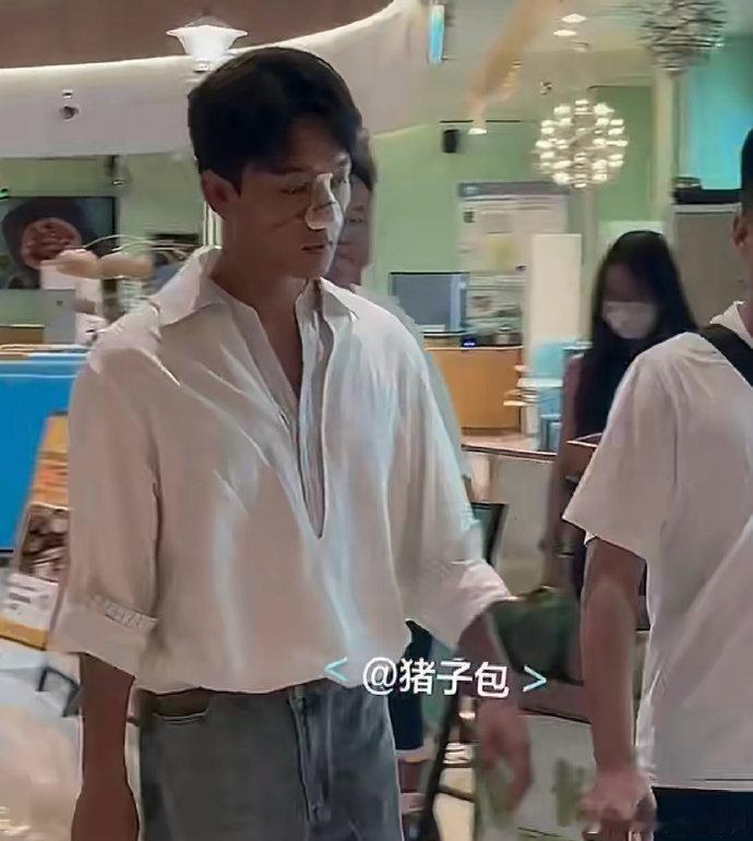 张晚意鼻子受伤了 看着路透里受伤的模样真心让人揪心，依旧坚守剧组拍摄，认真拍戏从