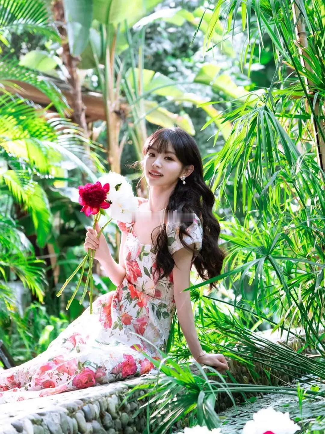 田曦薇换风格后跳出甜妹圈，柔雾碎花裙裹法式浪漫，卷发垂肩，凭松弛感解锁全新气质维
