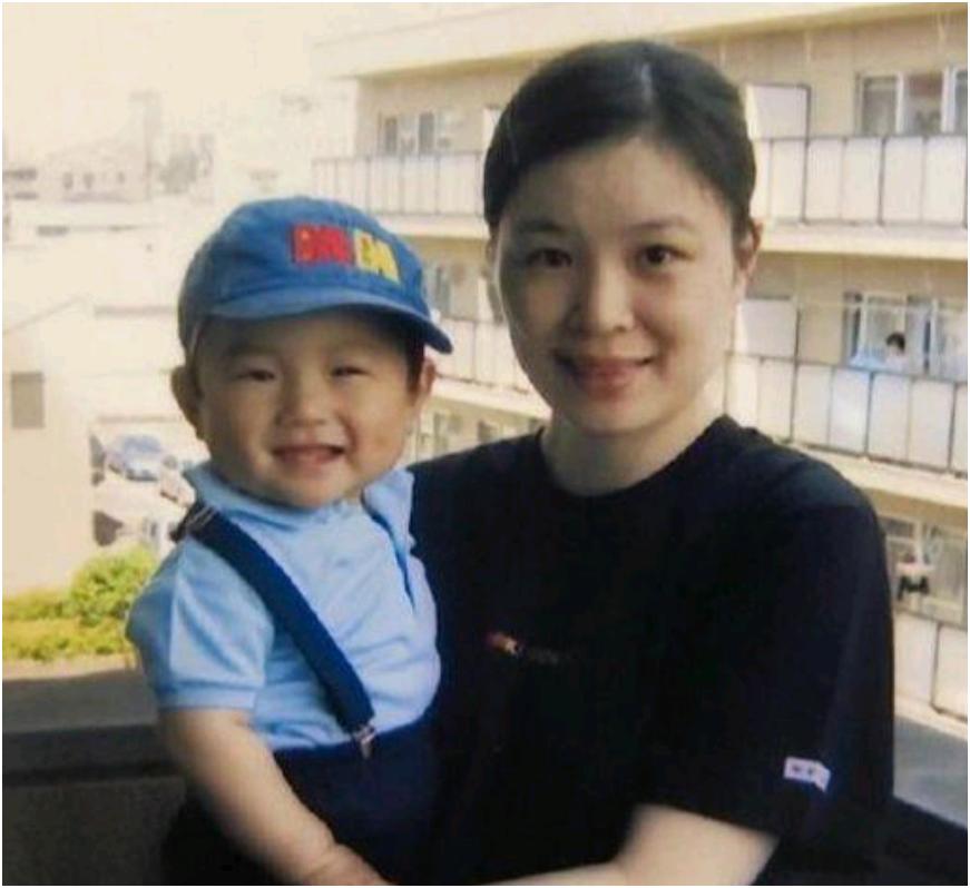 图里这个小孩子和抱小孩的都是乒乓球运动员，能全部认出的绝对是资深球迷。
男孩现在