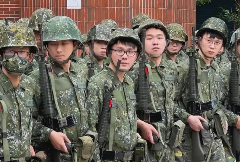 就在刚刚，

台“国防部”正式宣布，

2月5日，台湾省防务部门正式宣布：年度重