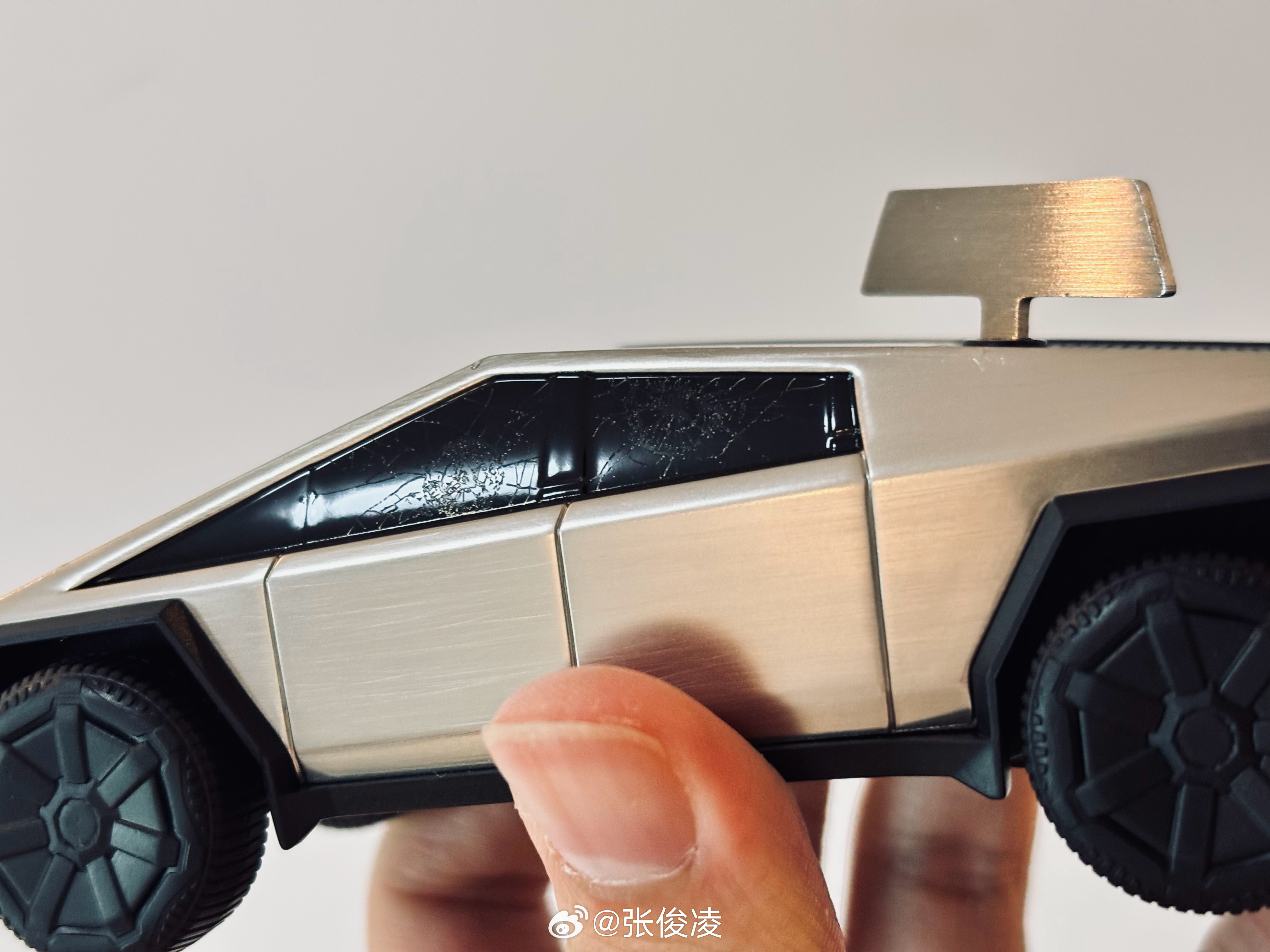 从特斯拉那边骗来的新玩具，车窗甚至做碎的，老马是真的幽默啊