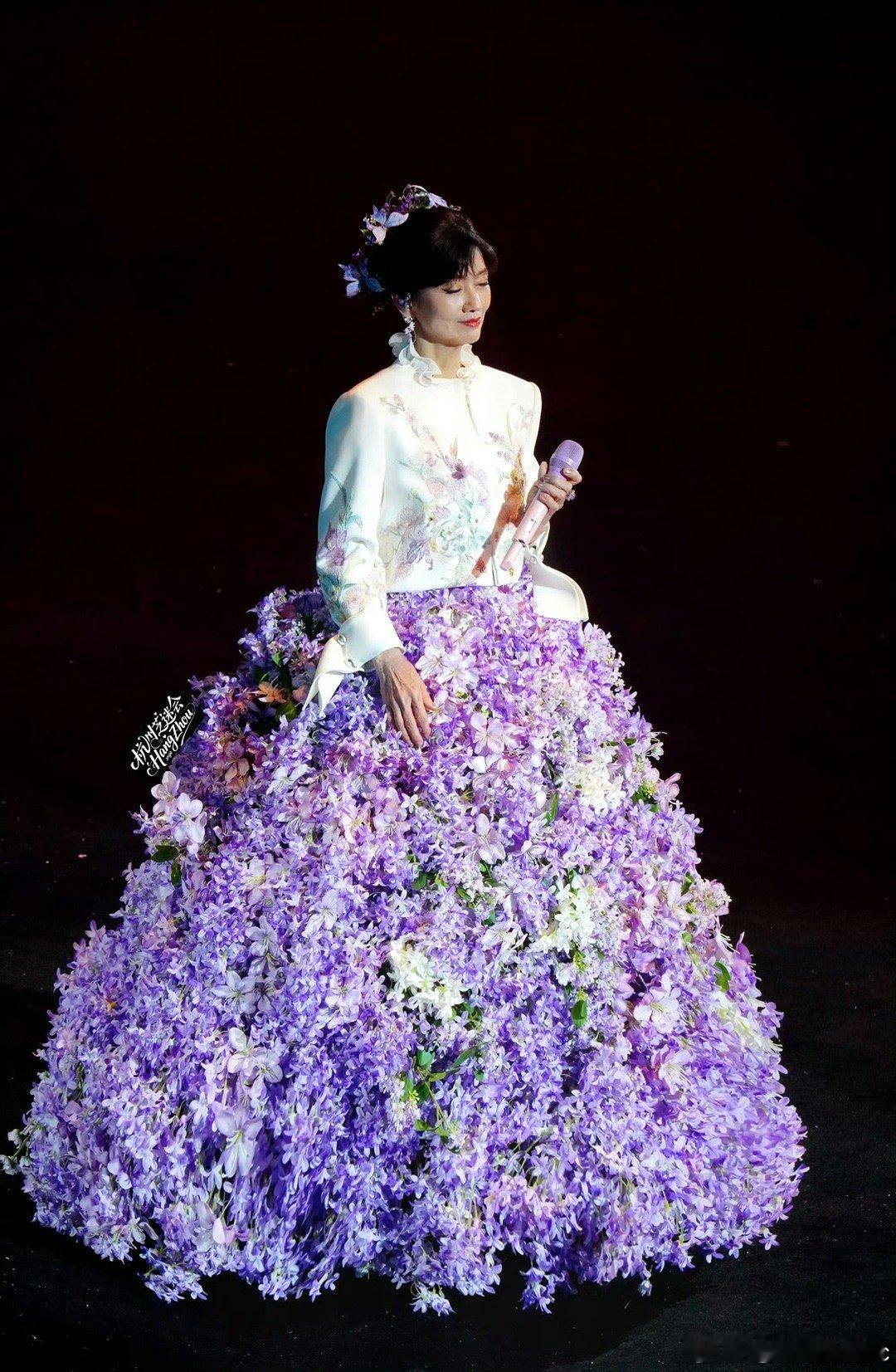 她可是赵雅芝啊 不是那种转瞬即逝的漂亮，是经得起岁月打磨的韵味！从年轻到现在，每