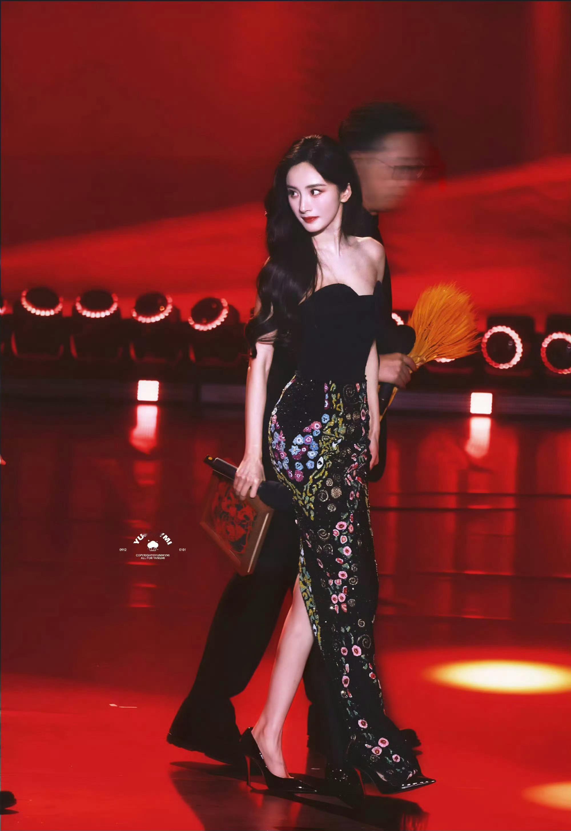 繁花刺绣在裙摆蔓延，针脚细腻得像把春日盛景绣进衣间，传统纹样的雅致与现代剪裁的利