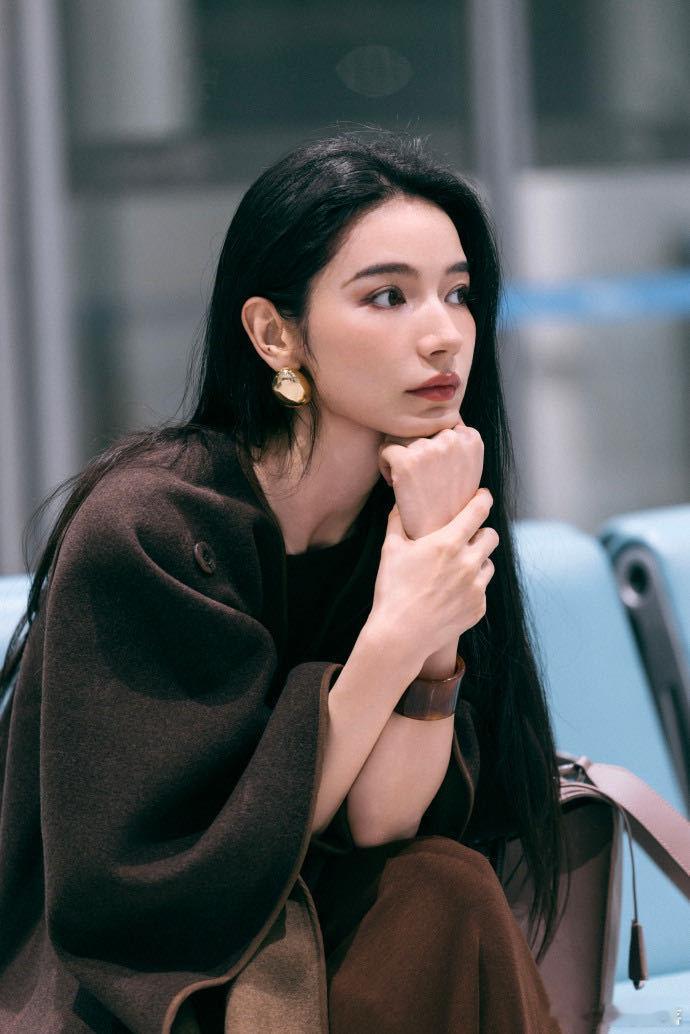 代斯 仙女从不放臭屁代斯衣服是自己搭的 这身段真的太能打了哇😯😯😯 ​​​