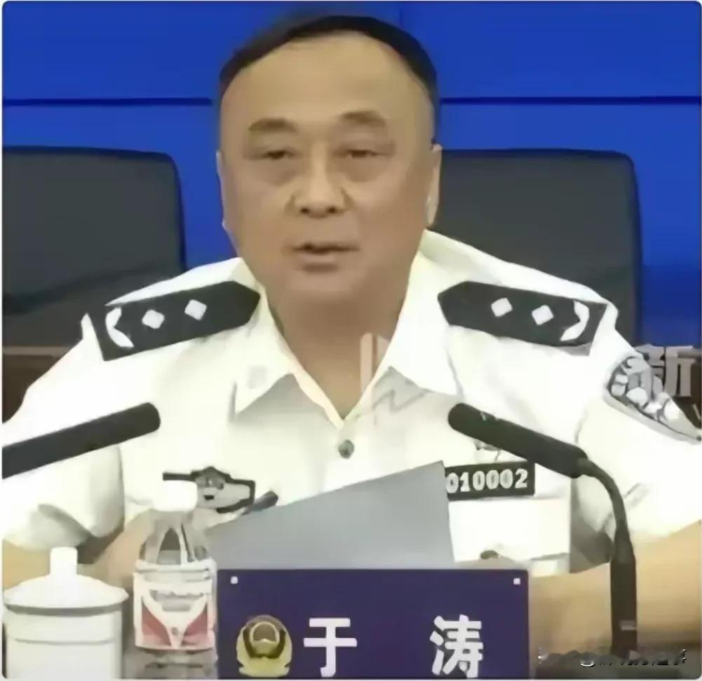 不想多说，说多了没流量。
把他抓起来，哈市少了一个黑伞，少一个黑社会组织，真好。