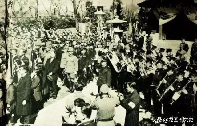 1937年12月南京沦陷后，日军在大连举办庆祝大会。忽然，一个中国人从大红桌布下