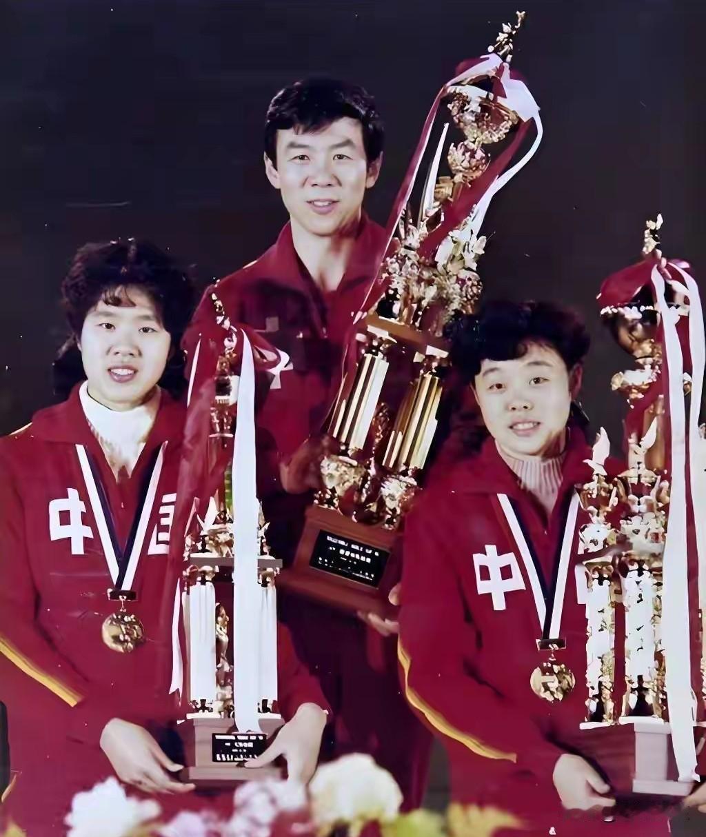 八十年代，中国女排教练和主攻手、二传手，都是家喻户晓的人物。看见他们，仿佛回到了