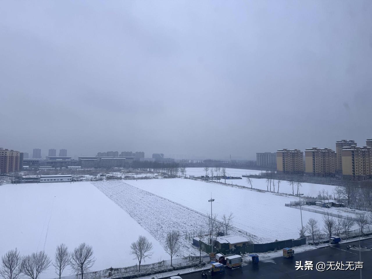 老家有种很心酸的现象，
为什么一到快过年的时候，
那些熟悉的老房子就空了一半，