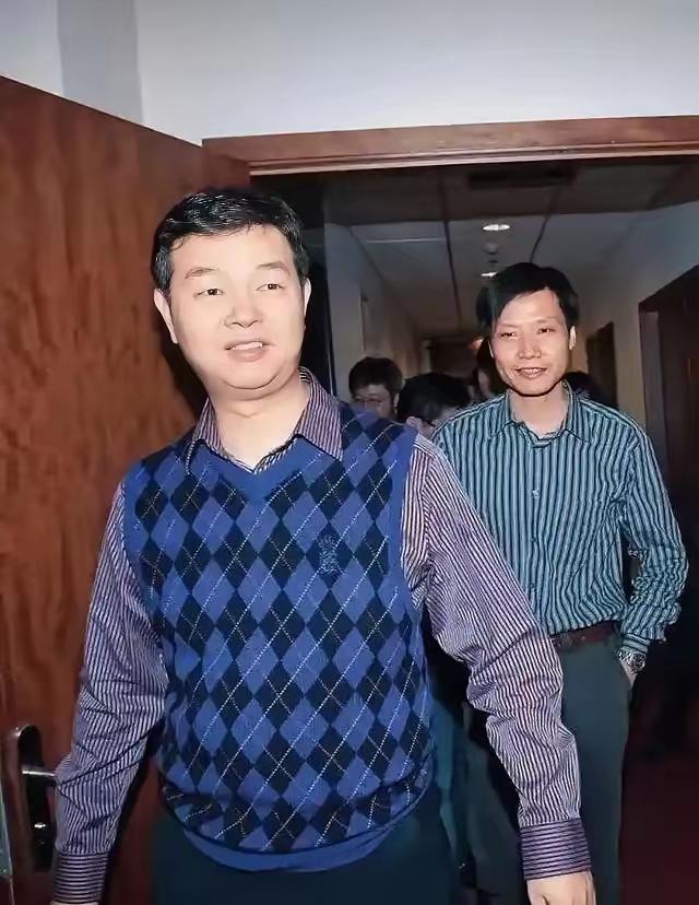 雷军前面这位大佬是谁？，经常在网上看到他俩在一起合影