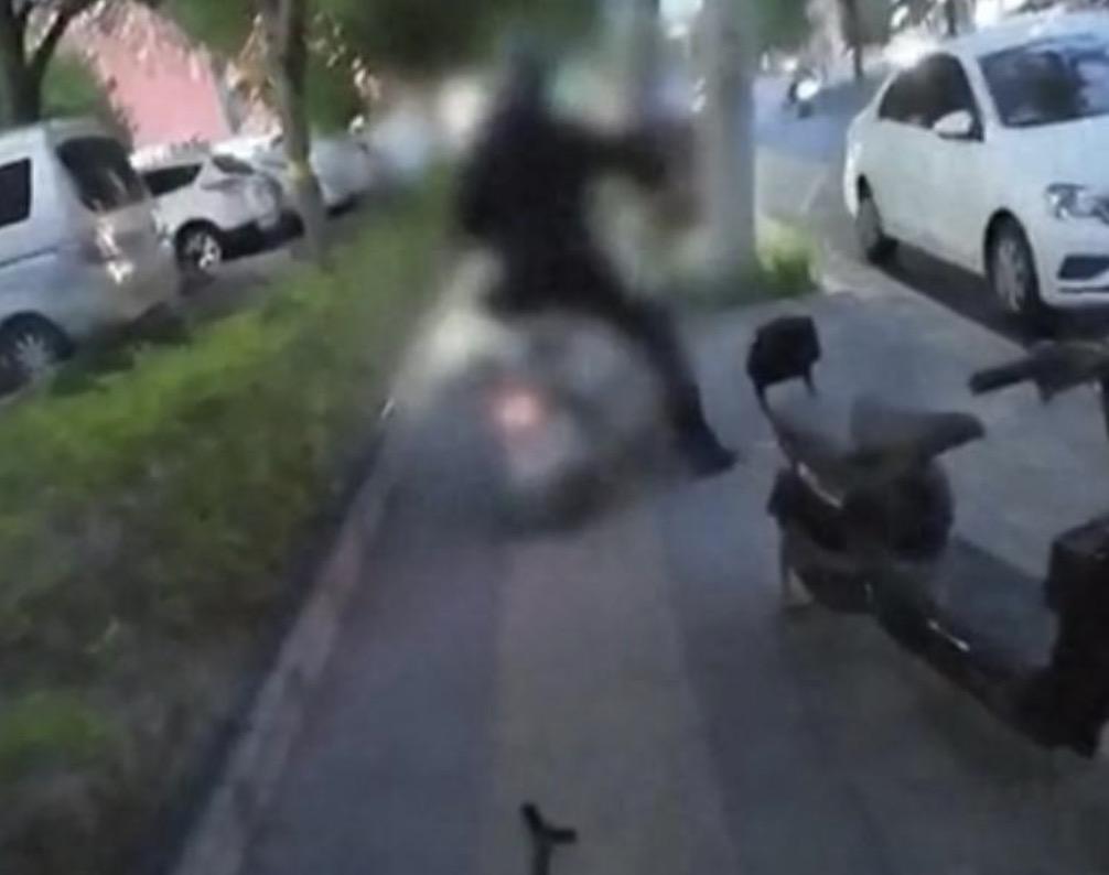 盲人小姐姐走盲道被人骑电动车给撞到，对方不仅不道歉还反问为何不看道，这事看的挺让