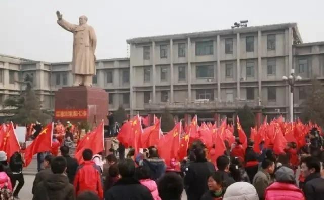 1980年，山西大学的师生突然接到通知，要求拆除校内的毛主席塑像，学校的师生们对