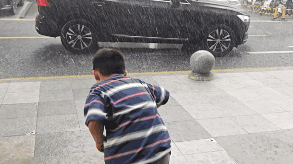 不带伞的妈 不开锁的爸 关门的哥 和破碎的他

暴雨倾盆，
条纹衫哥哥：“冲啊！