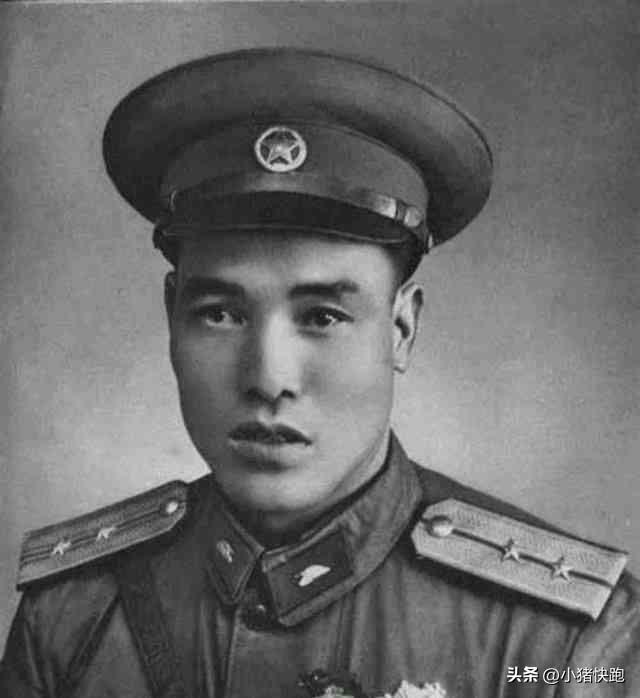 杨阿如（1921—2004），浙江黄岩（今台州黄岩）人，中共党员 。
1944年