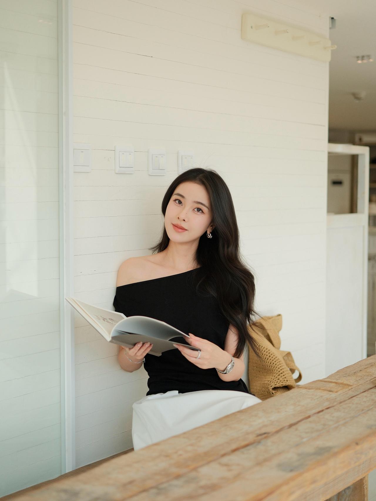 风与裙摆的叙事诗
“夏日是一首对白的诗，黑与白，是它最安静的韵脚。