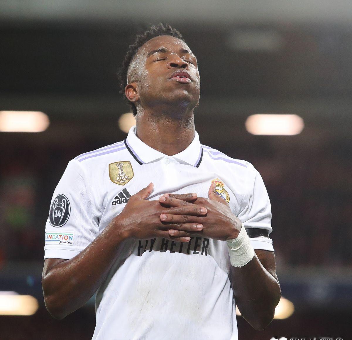 皇马对22岁的金球候选人，甩出了最后通牒。
他们钉死了薪资天花板。
一字不改。