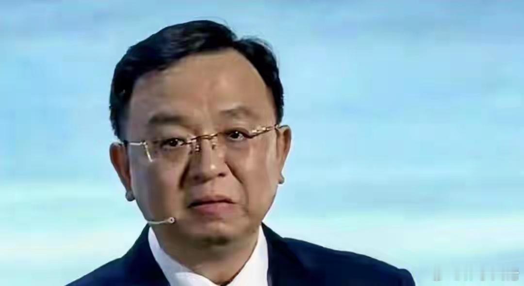 身家千亿的比亚迪老大王传福，每周固定拎着水果零食去隔壁别墅找嫂子吃饭，亲情帮他一