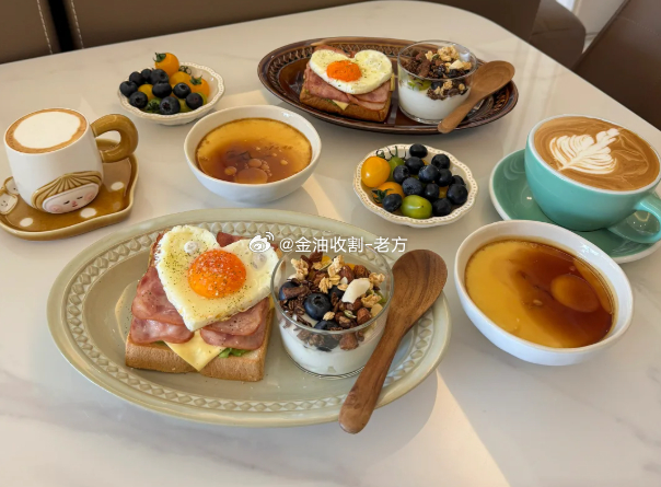 兄弟们早上好，老方是一起床就闻到老婆做好的香喷喷早餐味了卖相还不错，当然！！！口