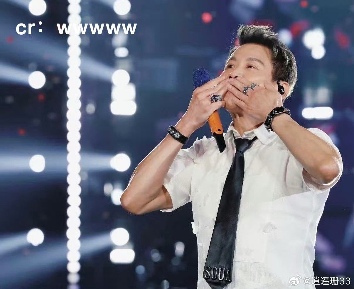 陶喆重返二十岁这竟然是陶喆 昨晚这套造型，帅到我反复确认是不是陶喆。白衬衫黑领带