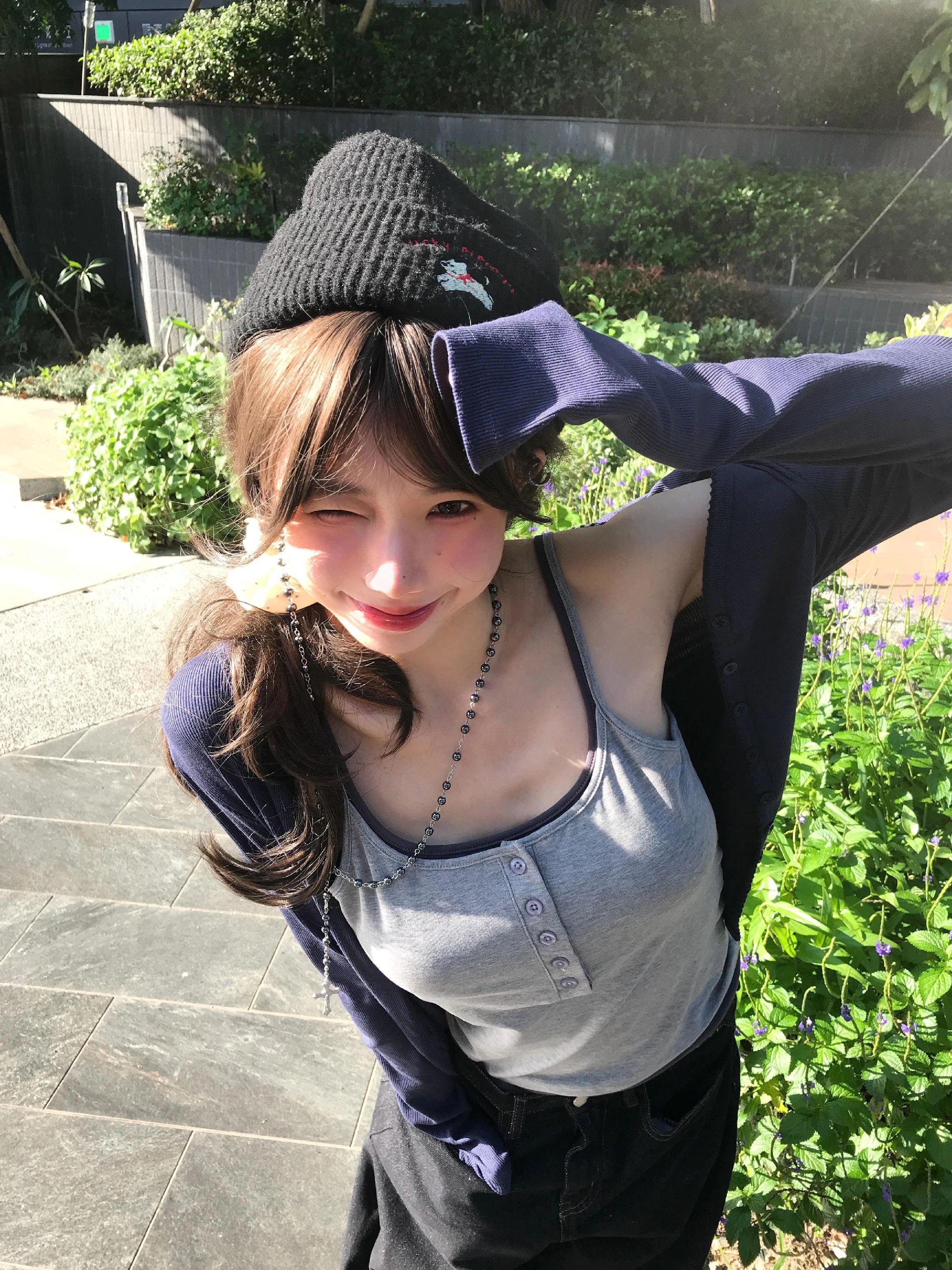 ✨ 陽光正好，帽子一歪氛圍感拉滿！ 慵懶又帶點小性感~ 這樣拍誰不愛？