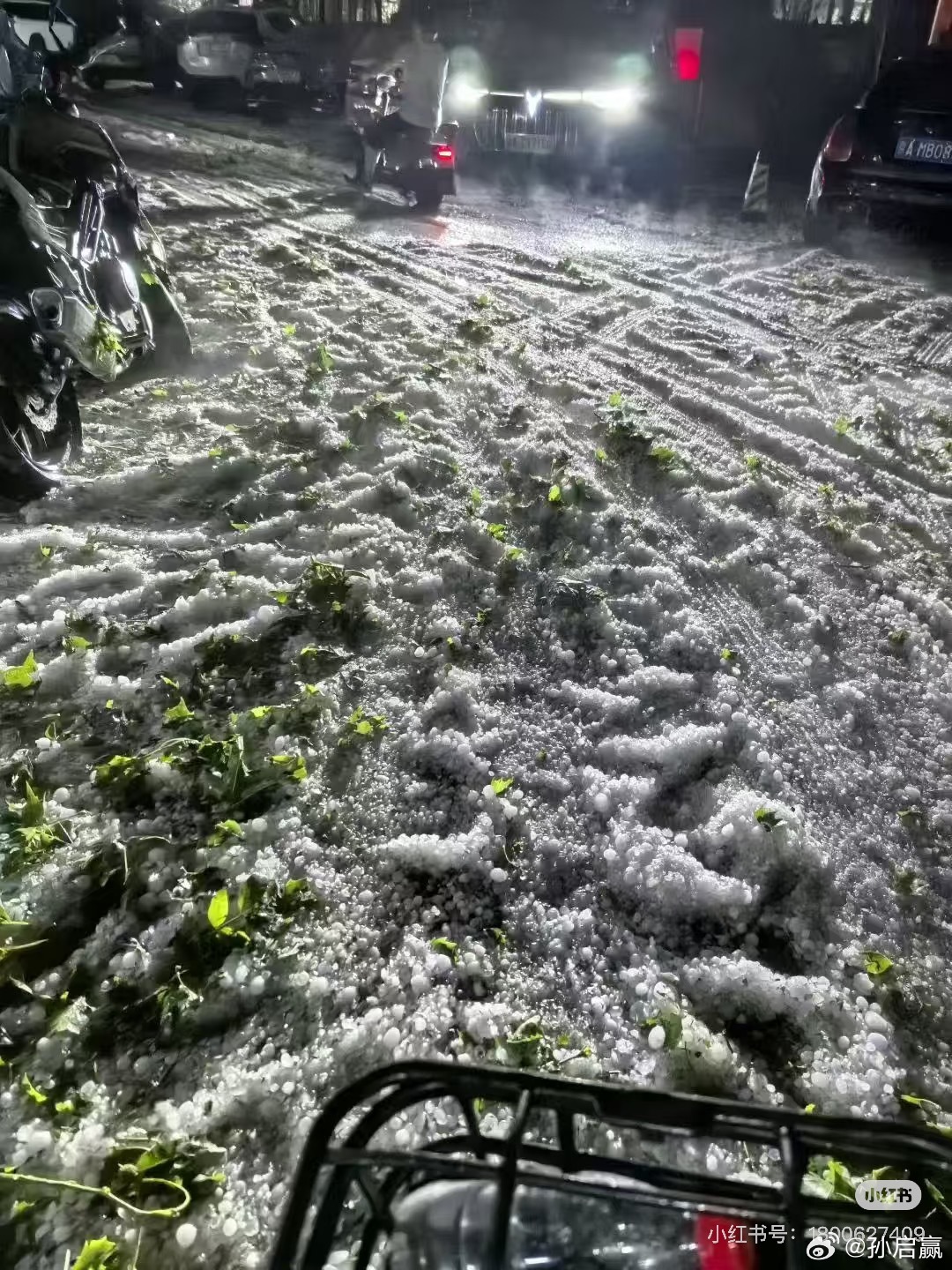 北京冰雹卧槽有点夸张啊，这么大个，砸一下不得了。北京的天气真的反常，多雨多冰雹，