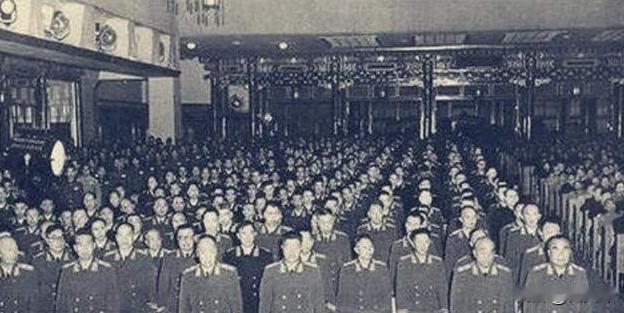 1955年全军首次授衔，高层对将帅名单进行了多轮审慎精简调整，元帅初拟名单包含1