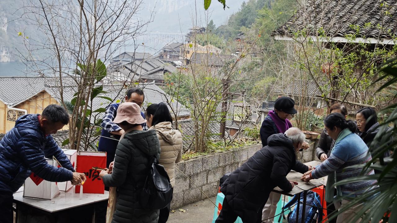 画中学画及象游学大课堂，

重庆濯水龚滩上，

写生天下第一桥，

乌江百里大画