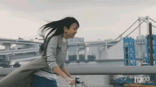 飘飘欲仙的长发，明媚活泼的笑容，                        