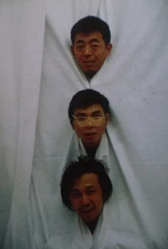 顾长卫、冯小刚、姜文、陈凯歌、张艺谋的昔日合照，这几位大导演之间有着千丝万缕的合
