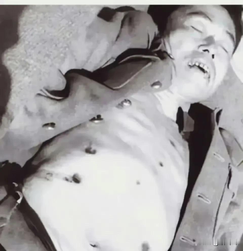 1949年，华北。淮海战场上，国民党中将邱清泉被解放军击毙的现场。邱清泉倒毙在地