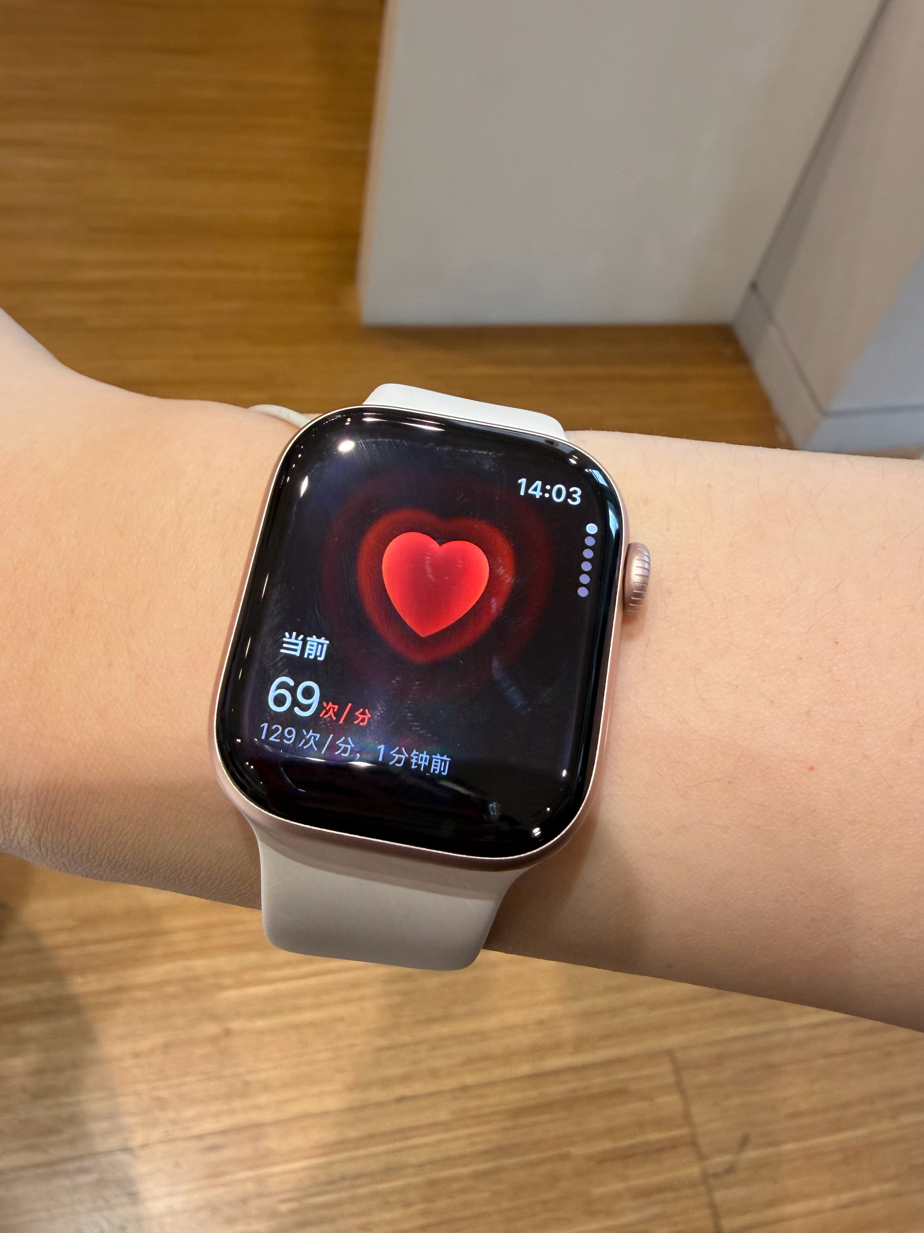 回顾了一下微博相册，原来已经是使用Apple Watch第八个年头了。一路见证着