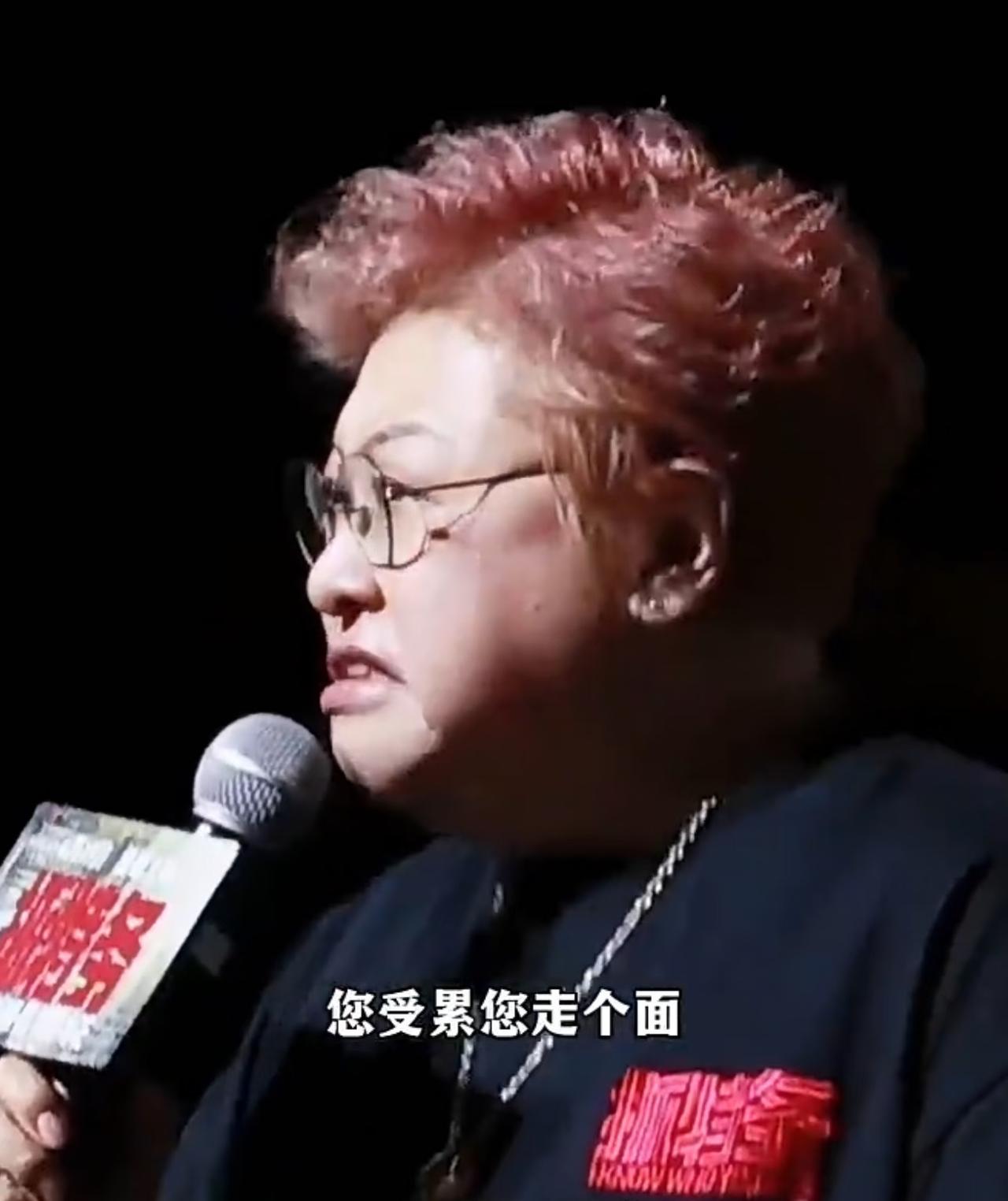 韩红最近因为帮电影《抓特务》站台口碑翻车，一句“北京2000多万兄弟姐妹受累走个