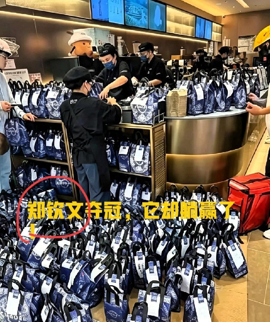 郑钦文夺冠，
霸王茶姬却躺赢了！

霸王茶姬是郑钦文代言的品牌，她中网夺冠，霸王