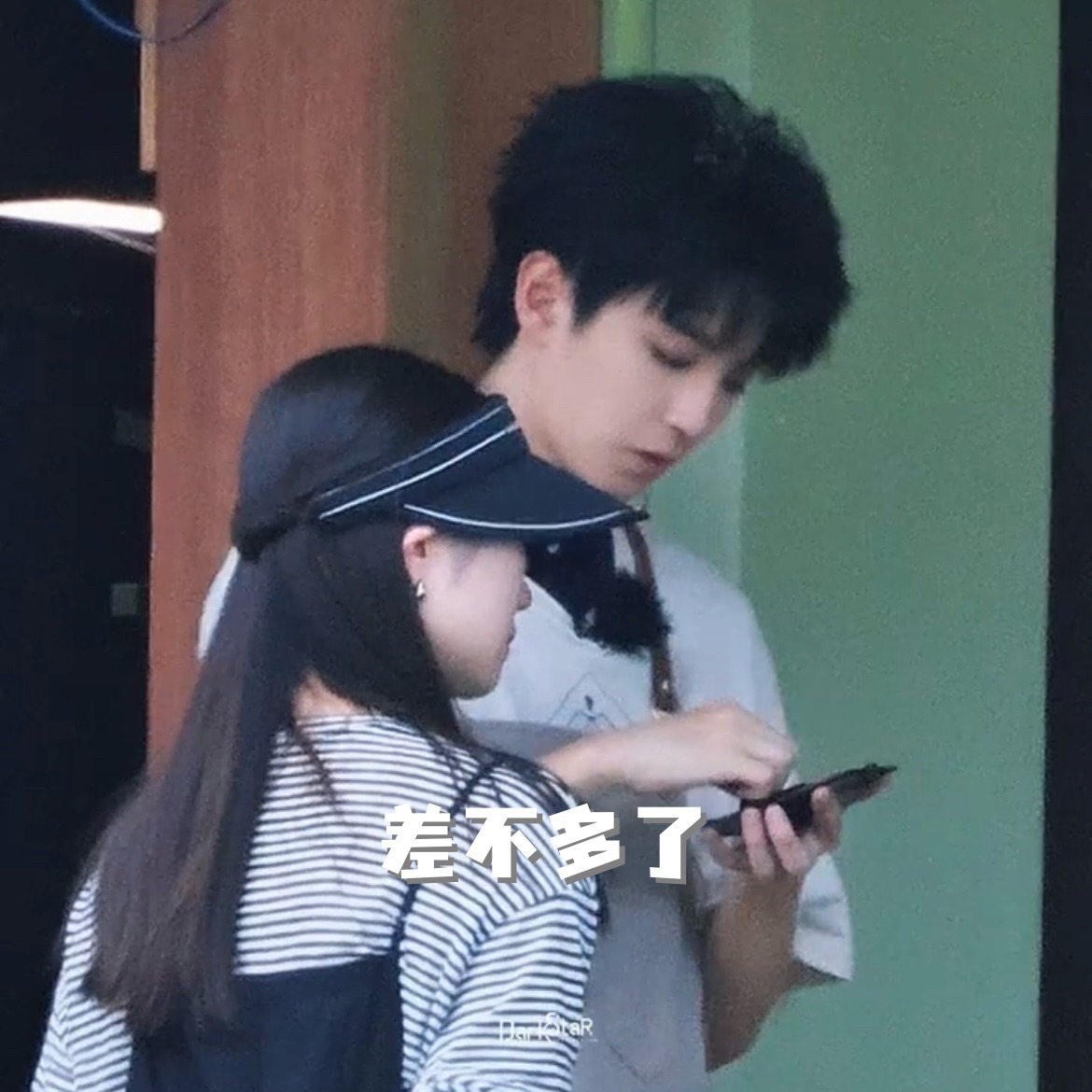 萌丝我了吧。。。。。。点击就看小猫自己给自己补妆？用吸油纸？全过程🐈网页链接王