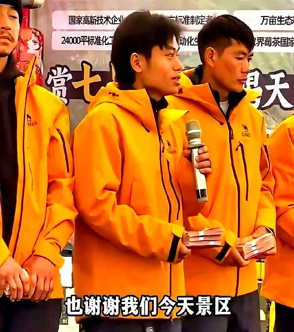 网红没文化的标签，这次被撕得稀碎。
荒野男团的林北，人家站在台上，张口就是“滴水