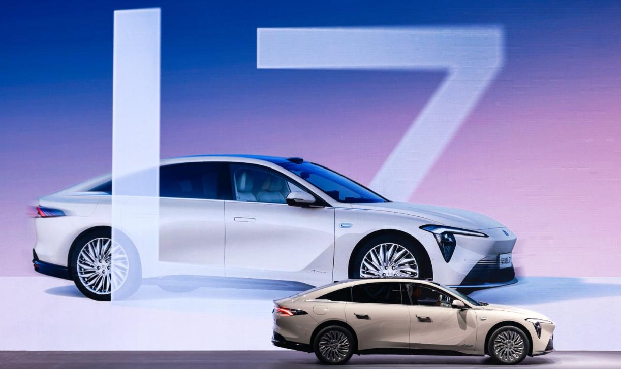 别克至境L7确实很让人意外，作为30万级新能源智能豪华轿车，起手就是副驾零重力座