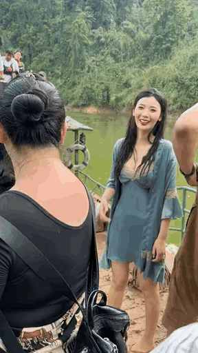 图一：小伙子这是第一次当群演吧？都有点懵圈的，该怎么演完全不知道啊！
图二：他们