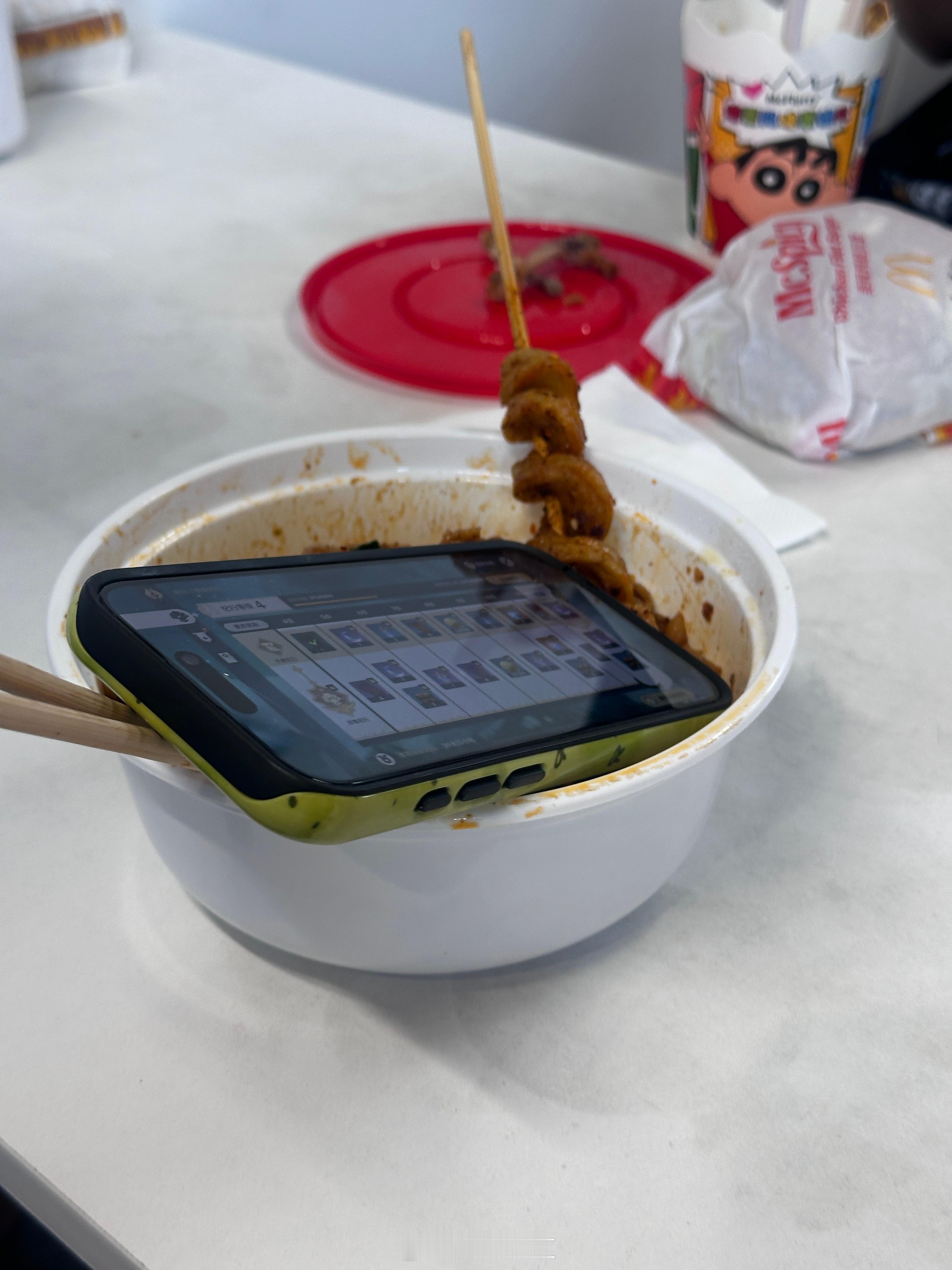 小伙伴吃饭把手机掉在饭上了该怎么嘲笑？[喵喵][喵喵] ​​​
