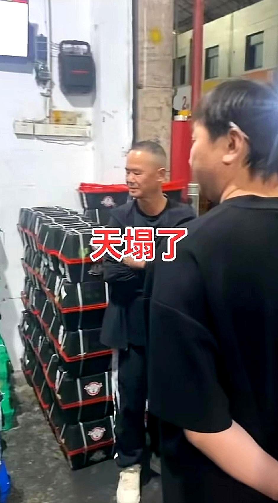 5月17日，浙江温州娄桥菜篮子水果批发市场，老板和工人都急坏了。
原因很简单，漳