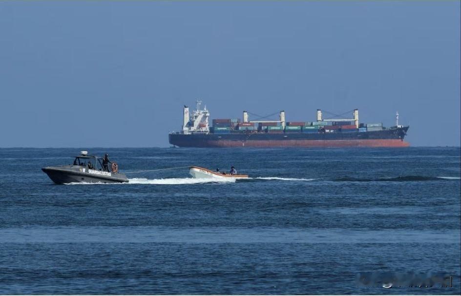 针对美国可能的直接攻击，委内瑞拉备了俩自卫招：一个叫“持久抵抗”，就是派小股部队